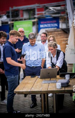 Bochum, Deutschland. 10 luglio 2024. Il ministro federale dell'economia e della protezione del clima Robert Habeck (Alleanza 90/Verdi) in un viaggio estivo attraverso la Germania. Qui a Bochum, 10 luglio 2024, visita un conciatetto con elementi del tetto solare. Fotografato per conto di BMWK/dpa/Alamy Live News Foto Stock