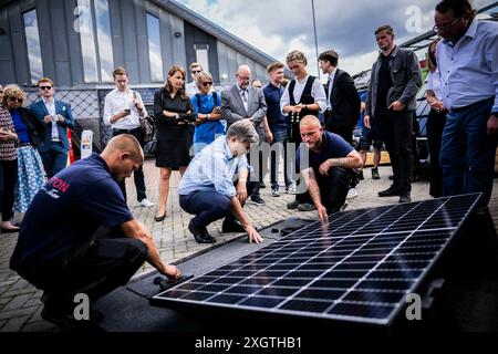 Bochum, Deutschland. 10 luglio 2024. Il ministro federale dell'economia e della protezione del clima Robert Habeck (Alleanza 90/Verdi) in un viaggio estivo attraverso la Germania. Qui a Bochum, 10 luglio 2024, visita un conciatetto con elementi del tetto solare. Fotografato per conto di BMWK/dpa/Alamy Live News Foto Stock