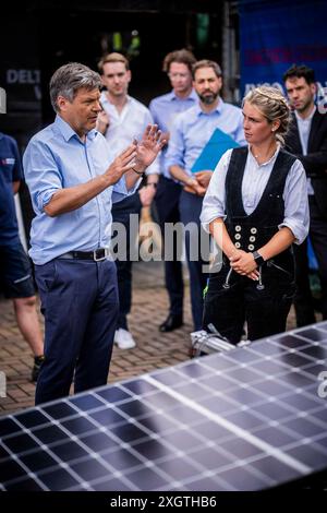 Bochum, Deutschland. 10 luglio 2024. Il ministro federale dell'economia e della protezione del clima Robert Habeck (Alleanza 90/Verdi) in un viaggio estivo attraverso la Germania. Qui a Bochum, 10 luglio 2024, visita un conciatetto con elementi del tetto solare. Fotografato per conto di BMWK/dpa/Alamy Live News Foto Stock