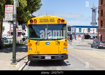 Yellow American School Bus parcheggiato in una San Francisco Street Foto Stock
