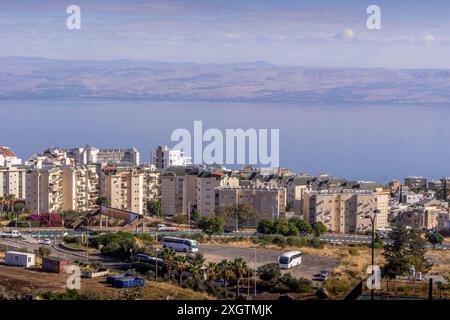 La vista panoramica di Tiberiade, la città israeliana sul mare di Galilea, con case moderne, il lago e le alture del Golan, in Israele. Foto Stock