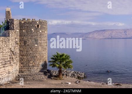 La città vecchia di Tiberiade, il muro e la torre, sulla costa del Mare di Galilea, con la zona conflittuale delle alture del Golan, nel nord di Israele. Foto Stock