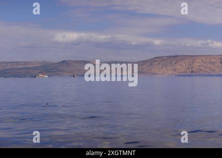 La vista panoramica delle alture del Golan, una zona di conflitto tra Israele e Siria, sulla riva del Mare di Galilea. Foto Stock