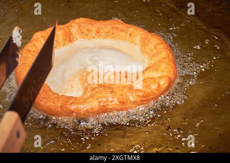 Langos, un tipico cibo ungherese. Focaccia fritta in olio. Foto Stock