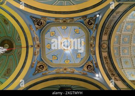 492 soffitto a cupola all'incrocio della navata centrale e del transetto che mostra decorazioni di Gesù bambino intagliate su medaglioni floreali. Santiago-Cuba Foto Stock