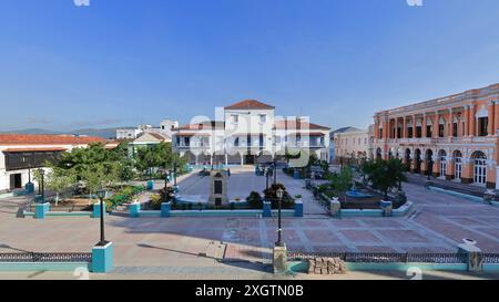 494 Municipio, Velazquez House ed ex San Carlos Club che circonda il Parco del Parque Cespedes, visto da sud a nord dalla Cattedrale. Santiago-Cuba. Foto Stock