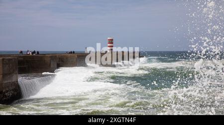 Porto, Portogallo - 16 giugno 2024; Breakwater con il faro Farolins da barra do Douro nella città di Porto Foto Stock