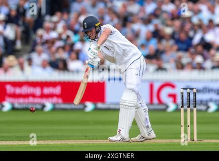 L'inglese Ollie Pope batte il primo giorno del primo Rothesay Men's test match al Lord's Cricket Ground di Londra. Data foto: Mercoledì 10 luglio 2024. Foto Stock