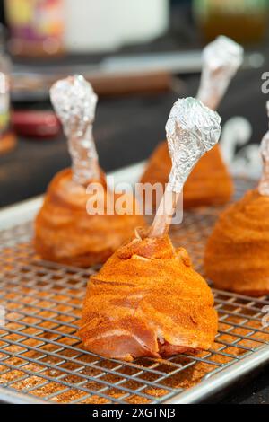 Avvolge le cosce di pollo di lecca lecca-lecca in pancetta Foto Stock