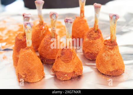 Cosce di pollo lecca lecca lecca crude Foto Stock