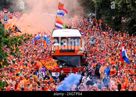 Dortmund, Germania. 10 luglio 2024. Calcio: Campionato europeo, Paesi Bassi - Inghilterra, finale, semifinale. I tifosi olandesi festeggiano prima della partita. Crediti: Christoph Reichwein/dpa/Alamy Live News Foto Stock