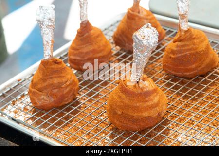 Cosce di pollo lecca lecca lecca crude Foto Stock