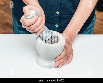 La donna sta argentando monete nello stupa della farmacia Foto Stock