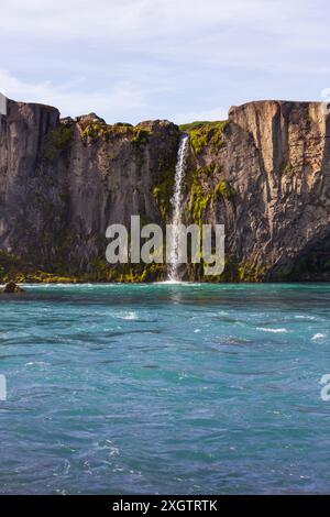 Scogliera con una bella cascata sulle acque turchesi in estate cascata Godafoss nel nord dell'Islanda Foto Stock