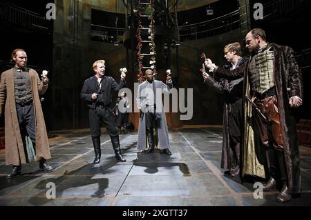 II/iv - Temple Garden -center, l-r: Clive Wood (Richard Plantagenet), Patrice Naimambana (Conte di Warwick) in ENRICO vi parte i di Shakespeare alla Royal Shakespeare Company (RSC), Courtyard Theatre, Stratford-upon-Avon, Inghilterra 09/08/2006 parte del RSC 'The complete Works' Festival - aprile 2006 - marzo 2007 design: Tom Piper illuminazione: Heather Carson regista: Michael Boyd Foto Stock