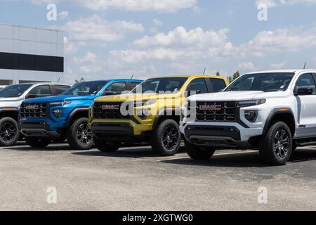 Fishers - 7 luglio 2024: Esposizione di pickup di medie dimensioni GMC Canyon presso una concessionaria. GMC offre il Canyon nei modelli Elevation, AT4, Denali e AT4X. Foto Stock