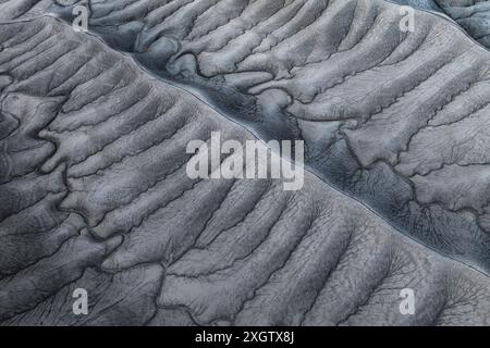 Un'accattivante ripresa aerea del terreno unico e strutturato intorno a Hanksville, Utah, che mostra motivi ondulati e profonde scanalature che enfatizzano il Foto Stock