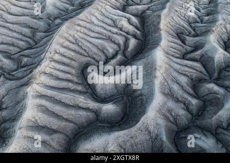 Un'immagine aerea dettagliata cattura gli intricati motivi atmosferici del paesaggio arido di Hanksville, Utah, raffigurando erosione e texture naturali Foto Stock