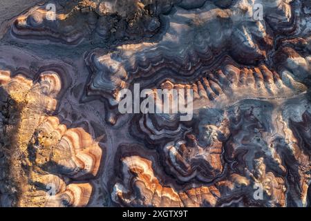 Splendida fotografia aerea che cattura gli intricati e colorati strati delle colline di bentonite, rivelando l'arte della natura nelle formazioni rocciose sedimentarie Foto Stock