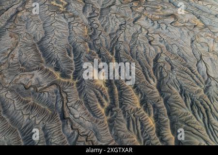 Un'accattivante ripresa aerea che mostra i complessi motivi strutturali delle formazioni di terra maledetta. La gamma di creste e valli crea un'ipnotica na Foto Stock