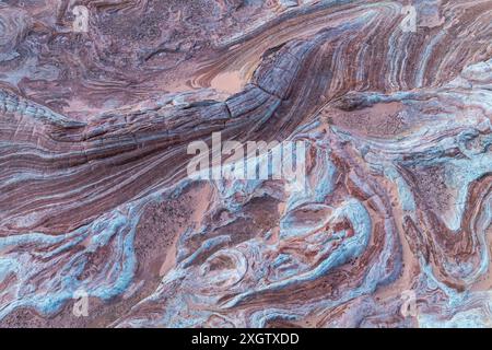 Immagine ad alta risoluzione che mostra le intricate texture e i naturali motivi vorticosi delle Vermillion Cliffs, mettendo in risalto l'incredibile geologia e. Foto Stock