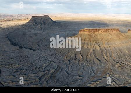 Una fotografia aerea mozzafiato dell'aspro terreno desertico di Hanksville nello Utah, con formazioni di arenaria erosa Foto Stock