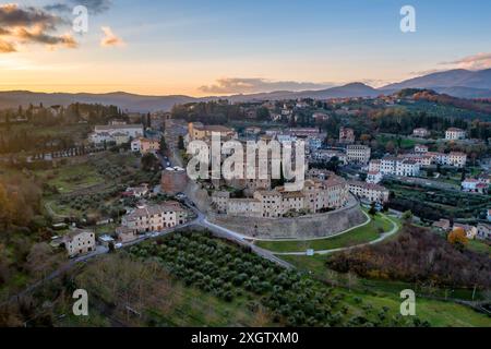 Affascinante immagine aerea di Anghiari, una pittoresca cittadina medievale immersa nei lussureggianti paesaggi della Toscana, Italia, catturata al tramonto con la vibrante sk Foto Stock