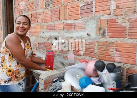 Distribuzione di acqua potabile Rodelas, bahia, brasile - 15 giugno 2024: Donna lavava i piatti in un lavandino di una residenza nella zona rurale della città di Rodelas. RODELAS BAHIA BRASILE Copyright: XJoaxSouzax 150624JOA150 Foto Stock