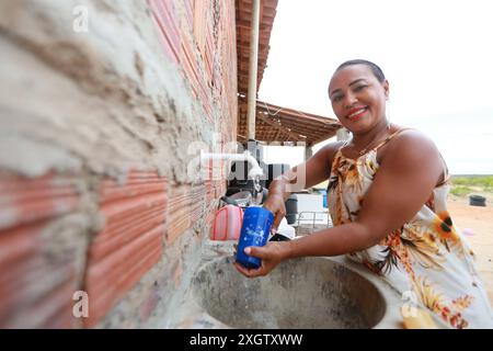 Distribuzione di acqua potabile Rodelas, bahia, brasile - 15 giugno 2024: Donna lavava i piatti in un lavandino di una residenza nella zona rurale della città di Rodelas. RODELAS BAHIA BRASILE Copyright: XJoaxSouzax 150624JOA130 Foto Stock