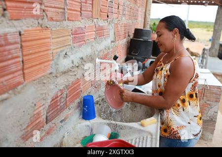 Distribuzione di acqua potabile Rodelas, bahia, brasile - 15 giugno 2024: Donna lavava i piatti in un lavandino di una residenza nella zona rurale della città di Rodelas. RODELAS BAHIA BRASILE Copyright: XJoaxSouzax 150624JOA135 Foto Stock