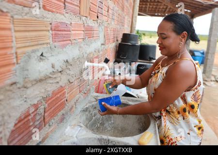 Distribuzione di acqua potabile Rodelas, bahia, brasile - 15 giugno 2024: Donna lavava i piatti in un lavandino di una residenza nella zona rurale della città di Rodelas. RODELAS BAHIA BRASILE Copyright: XJoaxSouzax 150624JOA127 Foto Stock