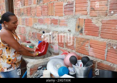 Distribuzione di acqua potabile Rodelas, bahia, brasile - 15 giugno 2024: Donna lavava i piatti in un lavandino di una residenza nella zona rurale della città di Rodelas. RODELAS BAHIA BRASILE Copyright: XJoaxSouzax 150624JOA146 Foto Stock