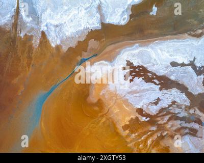 Lo scatto aereo cattura il terreno vivido del Rio Tinto, mostrando le sfumature tossiche ma sorprendenti dei depositi ricchi di minerali del fiume nella drammatica terra spagnola Foto Stock