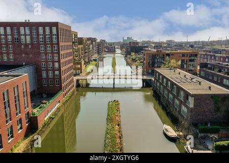 Vista aerea della moderna area residenziale lungo il canale d'acqua presso Jan Vrijmanstraat 98 ad Amsterdam, con architettura contemporanea e tranquillità Foto Stock