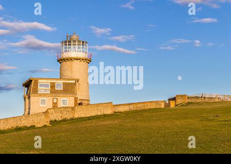 Faro Belle Tout, luna piena e cielo blu saturo. East Sussex, Gran Bretagna Foto Stock