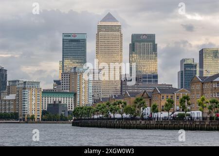 Londra, Gran Bretagna - 12 luglio 2016: La costa del tamigi e i grattacieli del distretto cittadino sullo sfondo Foto Stock