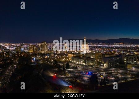 SALT LAKE CITY, USA - 30 GENNAIO 2021: Edificio del governo dello Utah illuminato in serata al crepuscolo in inverno. Capitol Hill. Utah, Stati Uniti. Vista aerea. B Foto Stock