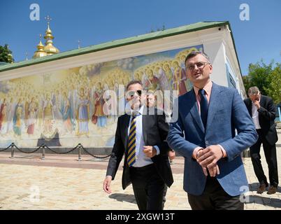 KIEV, UCRAINA - 7 LUGLIO 2024 - Ministro degli affari esteri dei Paesi Bassi Caspar Veldkamp e Ministro degli affari esteri dell'Ucraina Dmytro Kuleba (da L a R) si trovano in piazza Mykhailivska, sulla posa di fiori da parte delle delegazioni ucraine e olandesi presso il muro della memoria in ricordo dei difensori morti dell’Ucraina nei pressi del monastero di San Michele con la cupola dorata, Kiev, capitale dell’Ucraina. Foto Stock