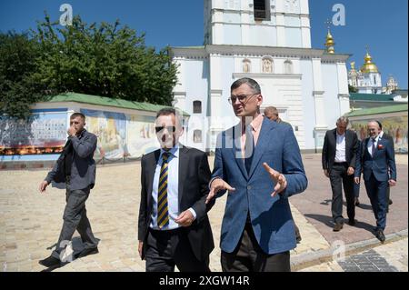 KIEV, UCRAINA - 7 LUGLIO 2024 - Ministro degli affari esteri dei Paesi Bassi Caspar Veldkamp e Ministro degli affari esteri dell'Ucraina Dmytro Kuleba (da L a R) si trovano in piazza Mykhailivska, sulla posa di fiori da parte delle delegazioni ucraine e olandesi presso il muro della memoria in ricordo dei difensori morti dell’Ucraina nei pressi del monastero di San Michele con la cupola dorata, Kiev, capitale dell’Ucraina. Foto Stock