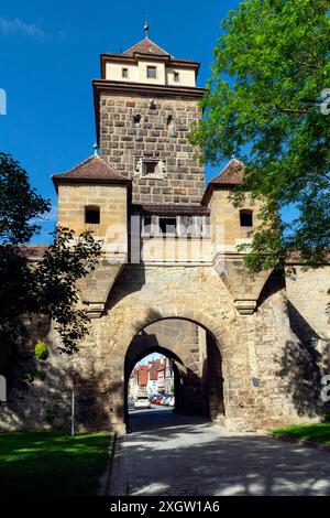 La porta d'ingresso nelle mura della città di Rothenburg. Rothenburg ob der Tauber; Baviera, Germania. E' famoso per la sua citta' medievale ben conservata. Foto Stock