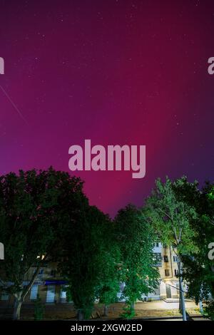 Odesa, Ucraina - 11 maggio 2024: Aurora boreale rossa o aurora boreale nel cielo notturno sopra Odessa, Ucraina meridionale. Aurora a basse latitudini durante il massimo solare Foto Stock
