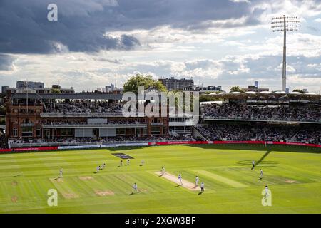 Londra, Inghilterra. 10 luglio 2024. Una visione del gioco durante il primo test maschile di Rothesay, il giorno 1, tra Inghilterra e Indie occidentali, al Lord's Cricket Ground. Crediti: Ben Whitley/Alamy Live News Foto Stock