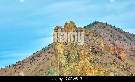 Vista aerea della formazione rocciosa rocciosa nel parco statale Smith Rock Foto Stock