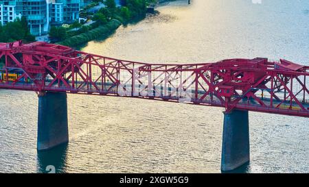 Veduta aerea del Ponte della trave rossa con tram giallo all'ora d'oro Foto Stock