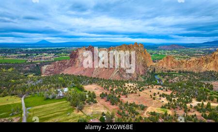 Vista aerea dello Smith Rock State Park sul fiume Crooked Foto Stock