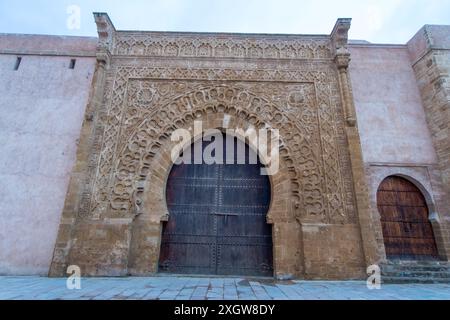 Kasbah di Udayas con i suoi edifici bianchi e la vasta distesa. Luce solare occasionale attraverso nuvole spesse. Ottimo posto per ammirare il tramonto. Rabat, Marocco. Foto Stock