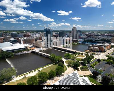 Vista aerea estiva dello skyline del fiume Grand nel centro di Grand Rapids, Michigan Foto Stock