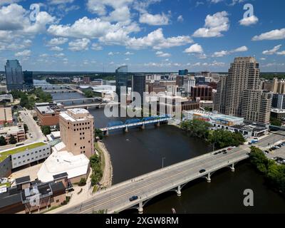 Vista aerea estiva dello skyline del fiume Grand nel centro di Grand Rapids, Michigan Foto Stock