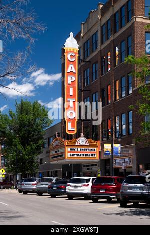 Strada principale con l'edificio Capitol Cinema Theater nel centro di Aberdeen, South Dakota Foto Stock