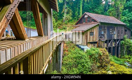 Vista aerea del Rustic Mill e del Ponte coperto nella lussureggiante foresta Foto Stock